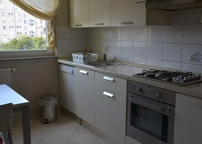 Ana - Calm, Free Parking, Close To Center Apartment Pula