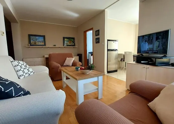 Apartment Ana - Calm, Free Parking, Close To Center