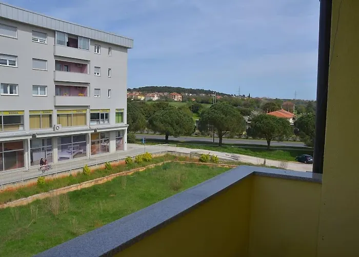 Ana - Calm, Free Parking, Close To Center Apartment Pula