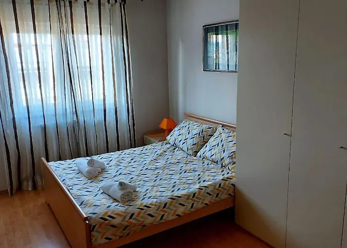 Ana - Calm, Free Parking, Close To Center Apartment Pula