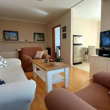 Appartamento Ana - Calm, Free Parking, Close To Center